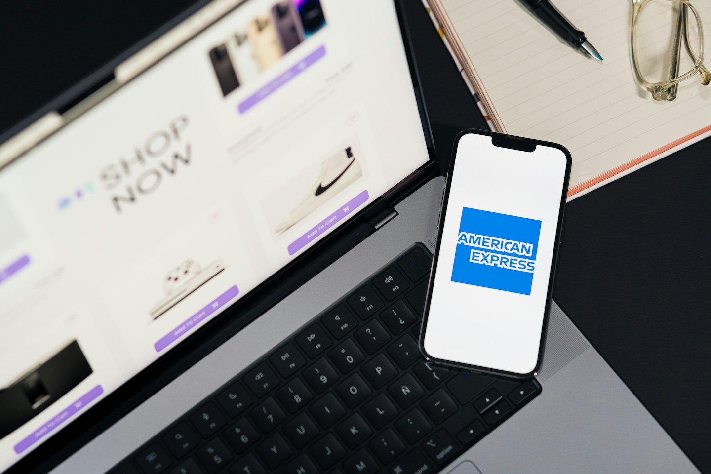Laptop che mostra un negozio online accanto a uno smartphone.